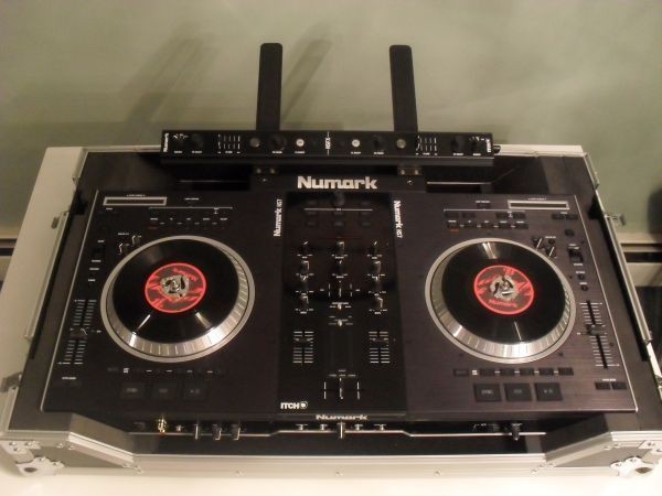 NUMARK NS7FX with original Numark flight case