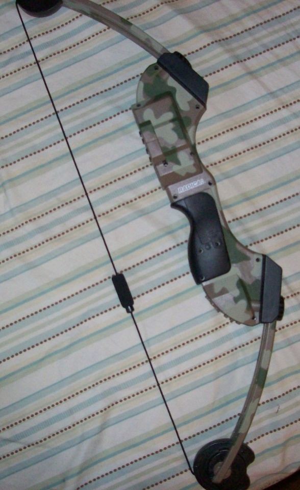 Radica Buckmasters BowHutin Hand Held Bow & Arrow Hunting Video Game 