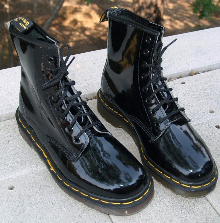 DR DOC MARTEN 8 eyelet BLACK PATENT LEATHER COMBAT BOOTS EXCELLENT 