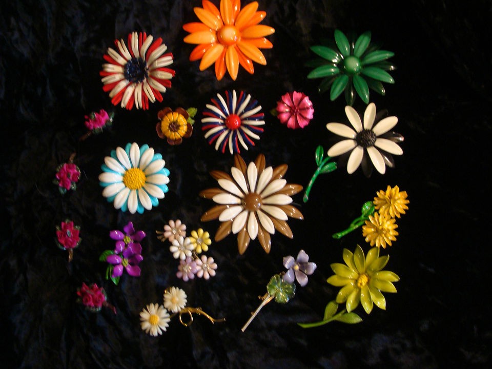 VINTAGE 60s Enamel On Metal Flower Power PIns Lot 13 pc