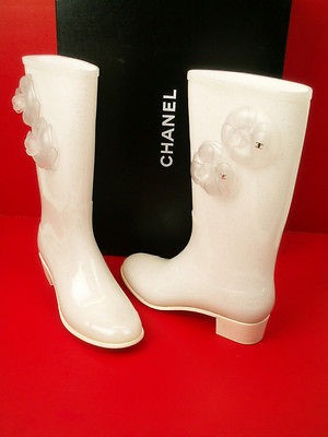   NIB CHANEL WHITE GLITTER CAMELLIA FLOWER CC LOGO RAIN SNOW BOOTS 42 11