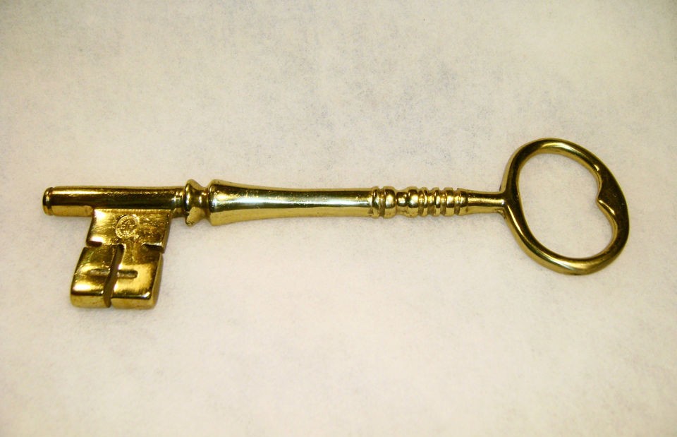 Vintage Solid Brass large 8 Skeleton Key   Williamsburg Restoration 