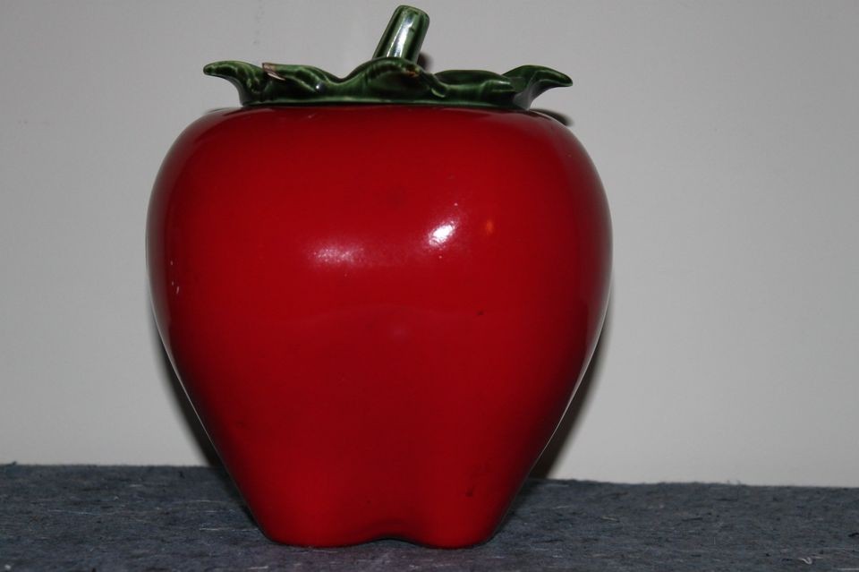 VINTAGE  McCOY    BIG RED APPLE COOKIE JAR W/ GREEN LEAF STEM LID