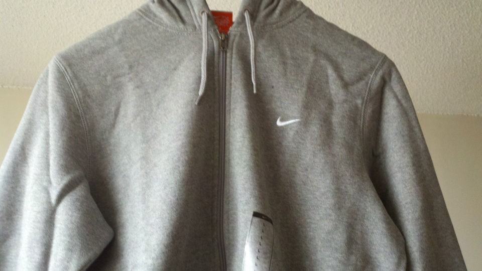 nike classic hoodie in Sweats & Hoodies