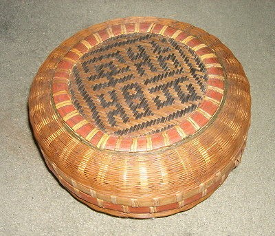 VINTAGE WICKER SEWING BASKET ROUND 10 X 5 1/2 NICE DESIGN IN TOP