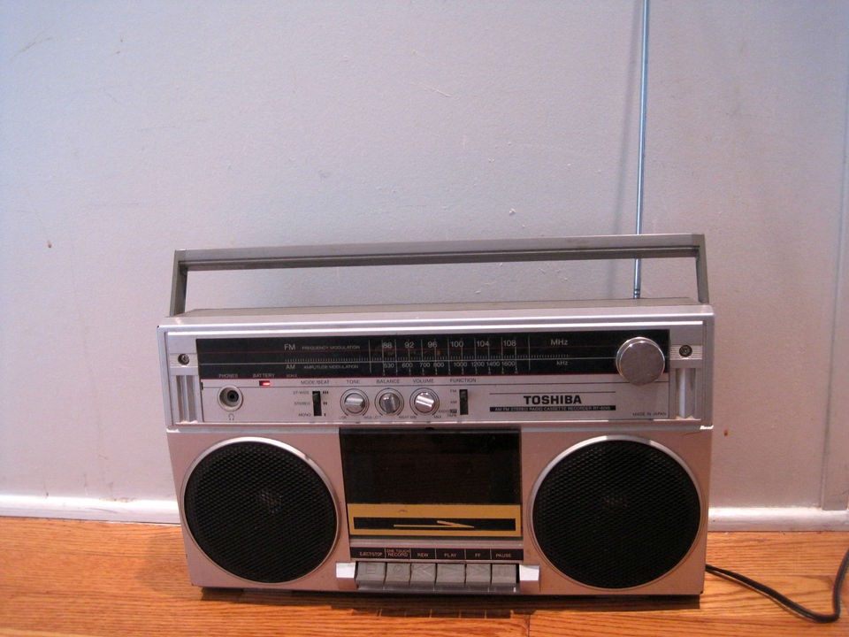 TOSHIBA AM FM STEREO RADIO CASSETTE TAPE RECORDER PLAYER RT 6015 