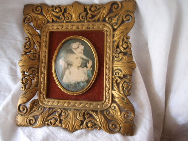 Vintage A Cameo Creation Elizabeth Duchess of Devonshire Gold plastic 