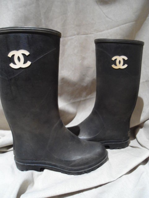 Fabulous Rare CHANEL Black rain boots SZ 37