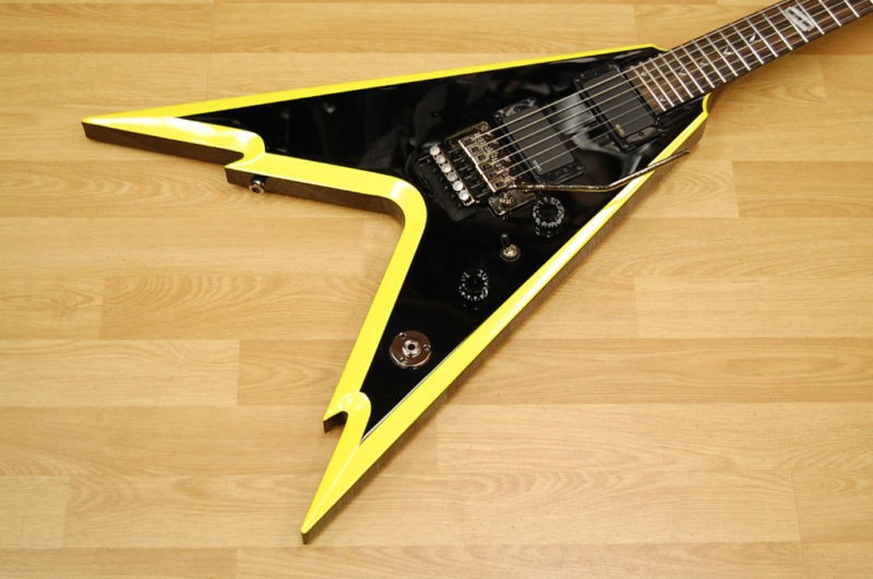 Dean Razorback V255 Blk, Yellow bevels Floyd Rose EMGs