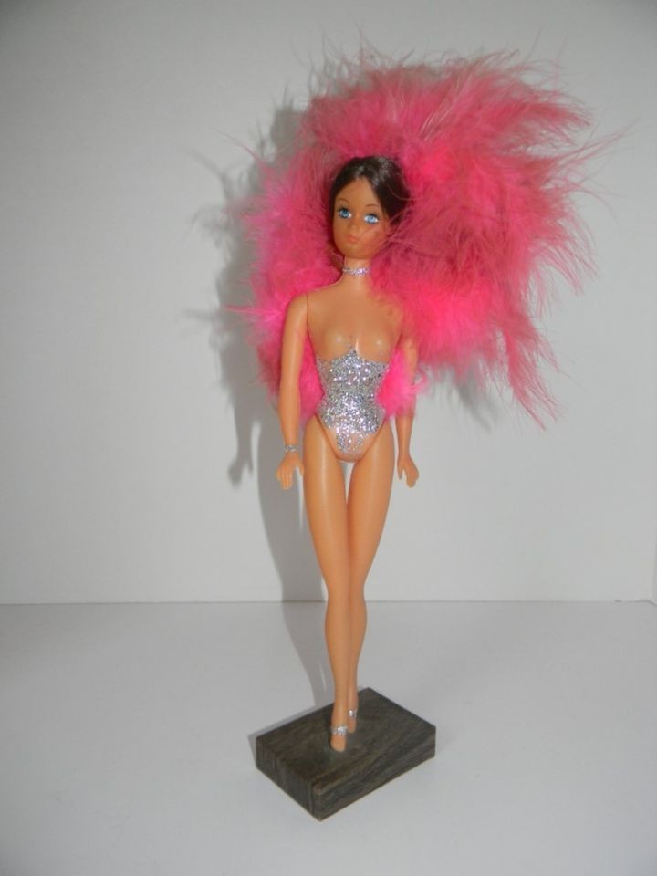 VINTAGE 1979 FIONA ORIGINALS LAS VEGAS SHOWGIRL DOLL ON STAND