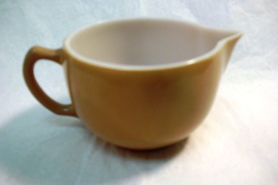 LITTLE HOSTESS TEAPOT 3 1/2 TALL BY HAZEL ATLAS   BEIGE   BROWN