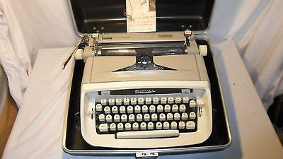 VINTAGE ROYAL CUSTOM USA PORTABLE Manual TYPEWRITER with Original Case