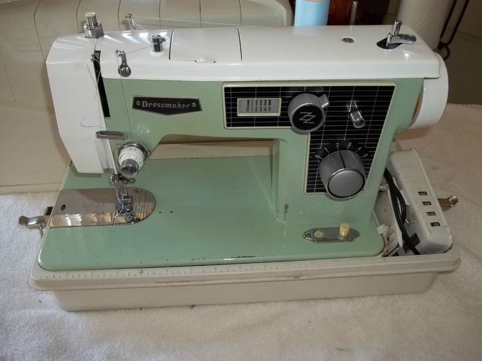   DRESSMAKER SOLID HEAVY METAL ZIG ZAG SEWING MACHINE WORKS GREAT