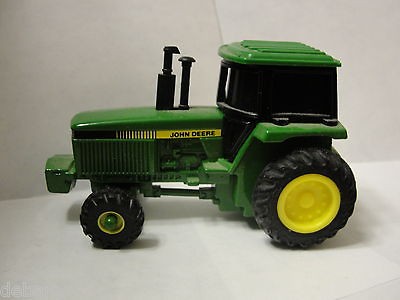   DEERE Motorized Cab TRACTOR ~ ERTL 1/64 Farm Machinery Toys Equipment