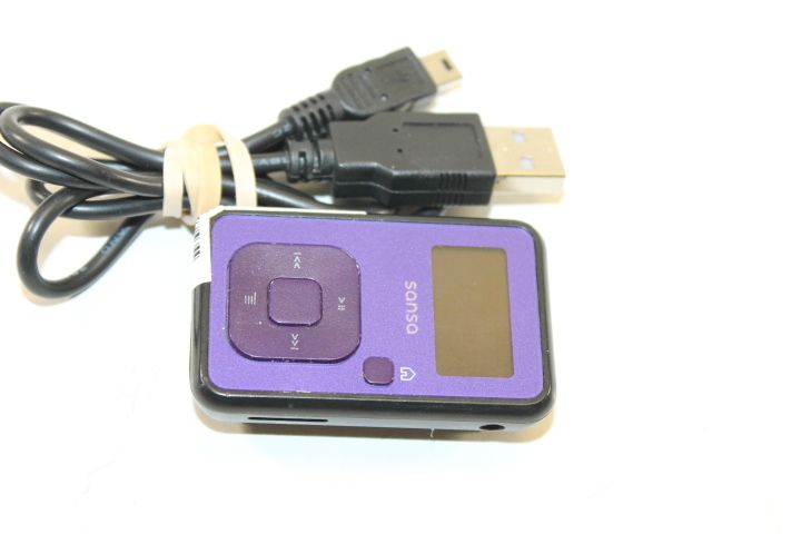 100 % functional sandisk sansa clip+ 4gb purple  player