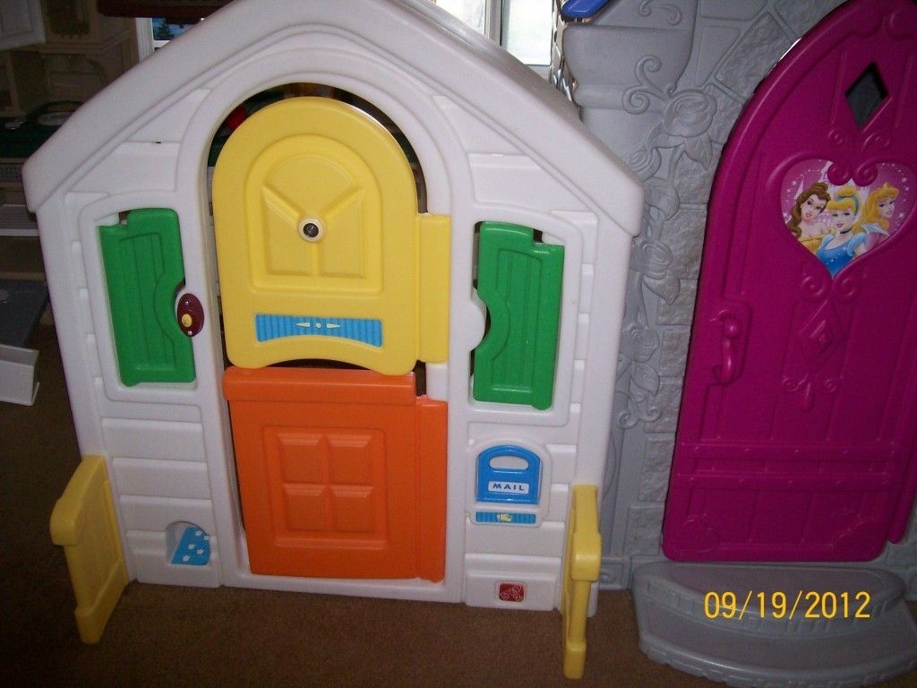 Step 2 Doorway Playhouse **PICK UP ONLY in Adelanto, CA 92301**