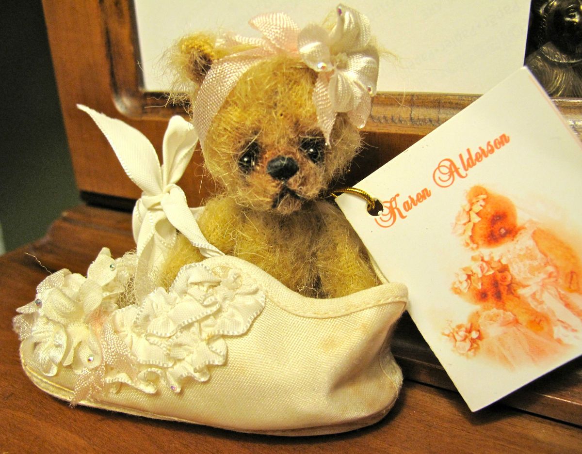    MINIATURE MOHAIR BEAR VINTAGE BABY SHOE DOLL MINT COA KAREN ALDERSON