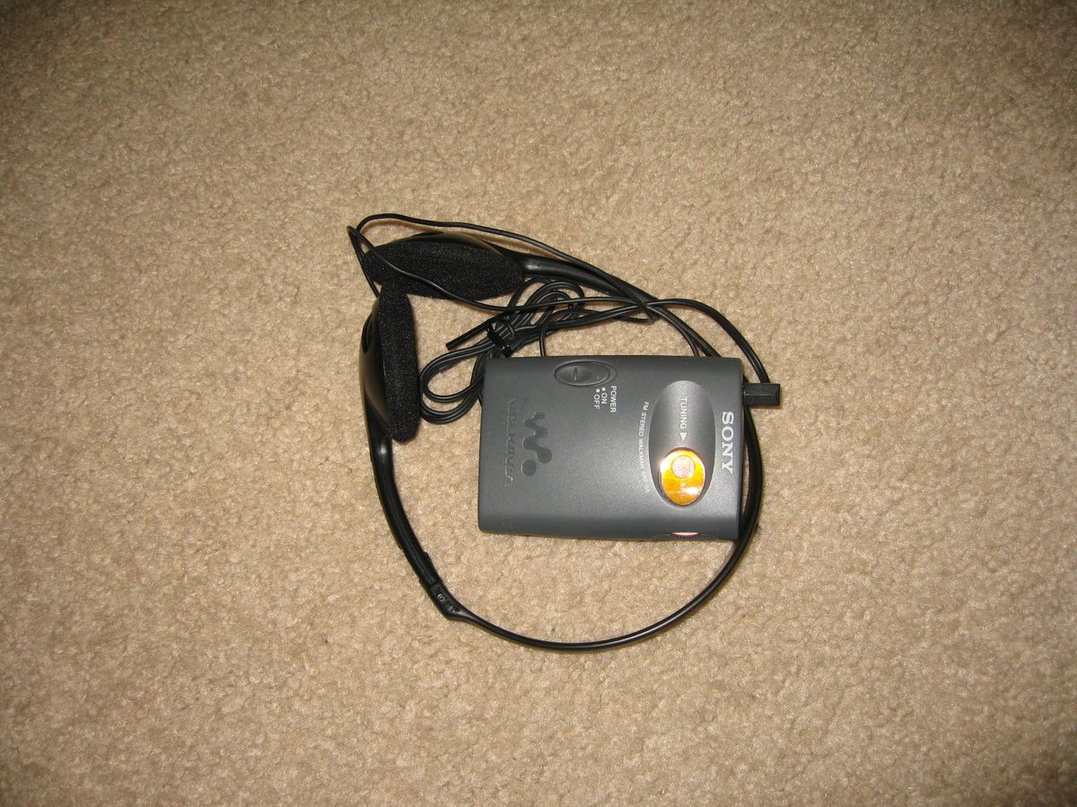 SONY WALKMAN   AM / FM Radio player with headphones