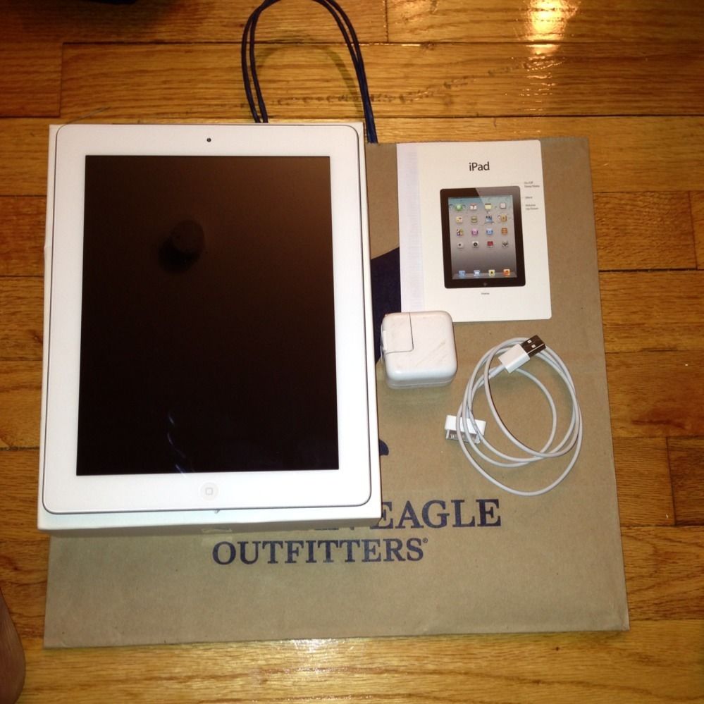 Apple iPad 2 32GB Wi Fi 3G Verizon 9 7in White MC986LL A