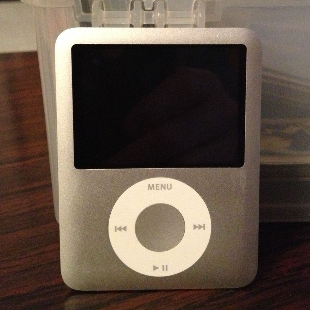 Apple iPod Nano 3rd Generation Silver 4 GB