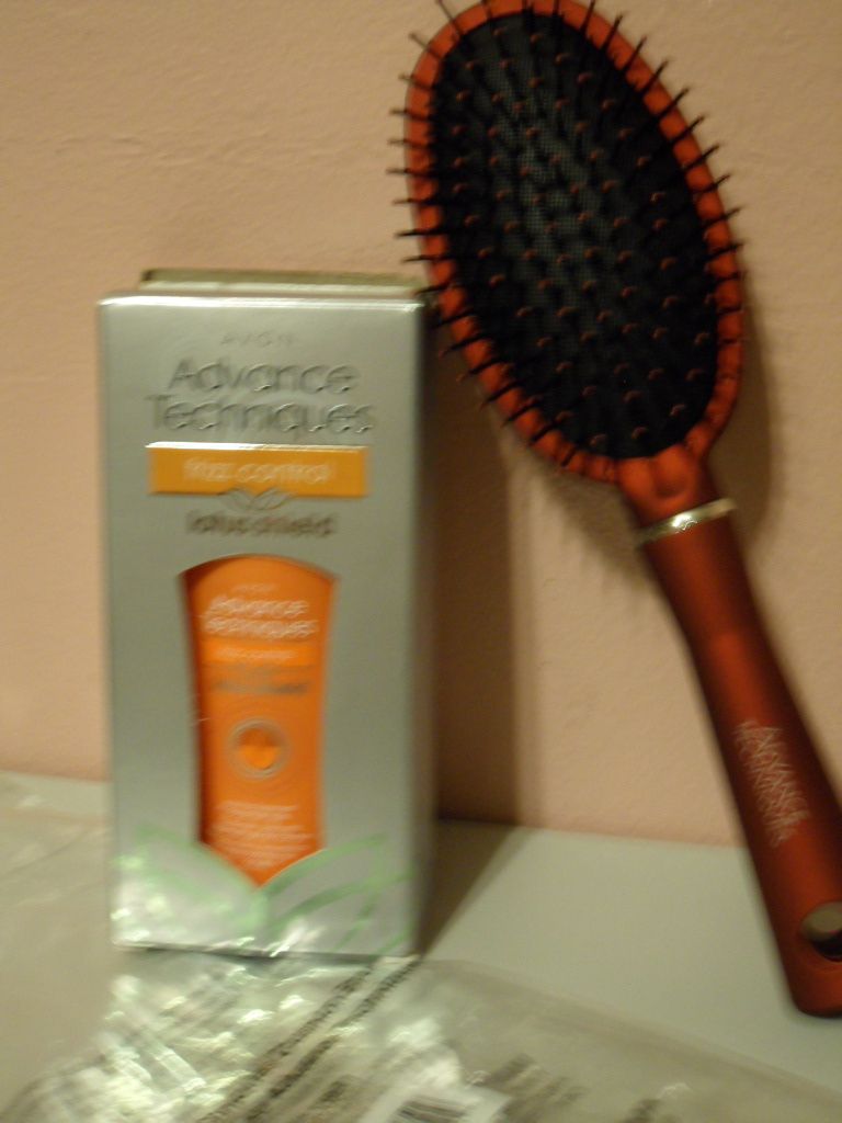 New Avon FRIZZ CONTROL Lotus Shield AntiFrizz Treatment and hair brush 