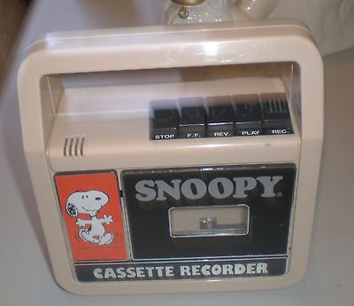 VINTAGE DISNEY SNOOPY DOG CASSETTE RECORDER PLAYER DP 1560 DC 6V ca 