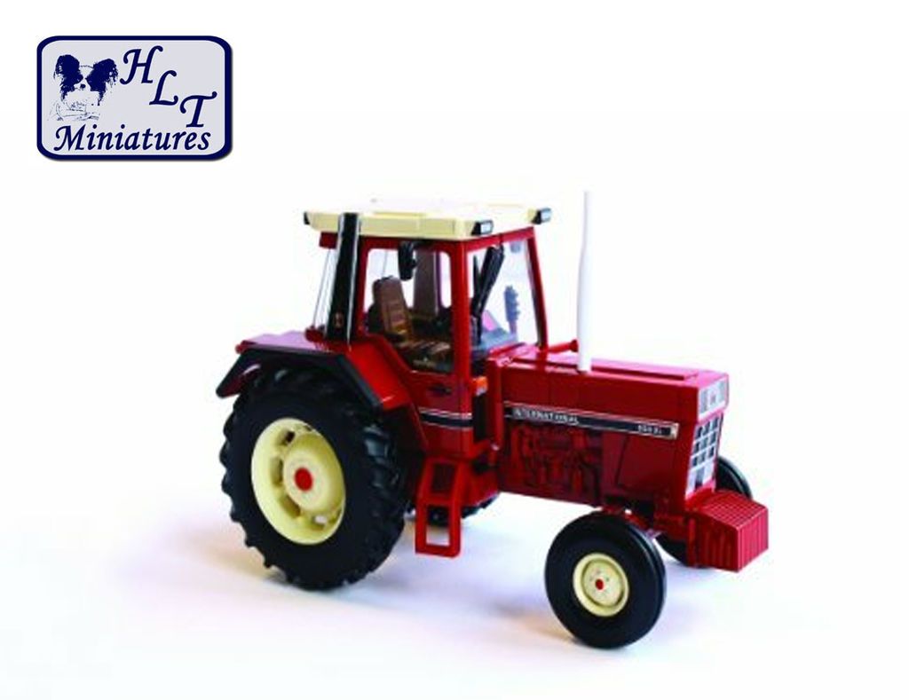 BRITAINS INTERNATIONAL 956XL 2WD TRACTOR 132 SCALE FARM DIORAMA 42792