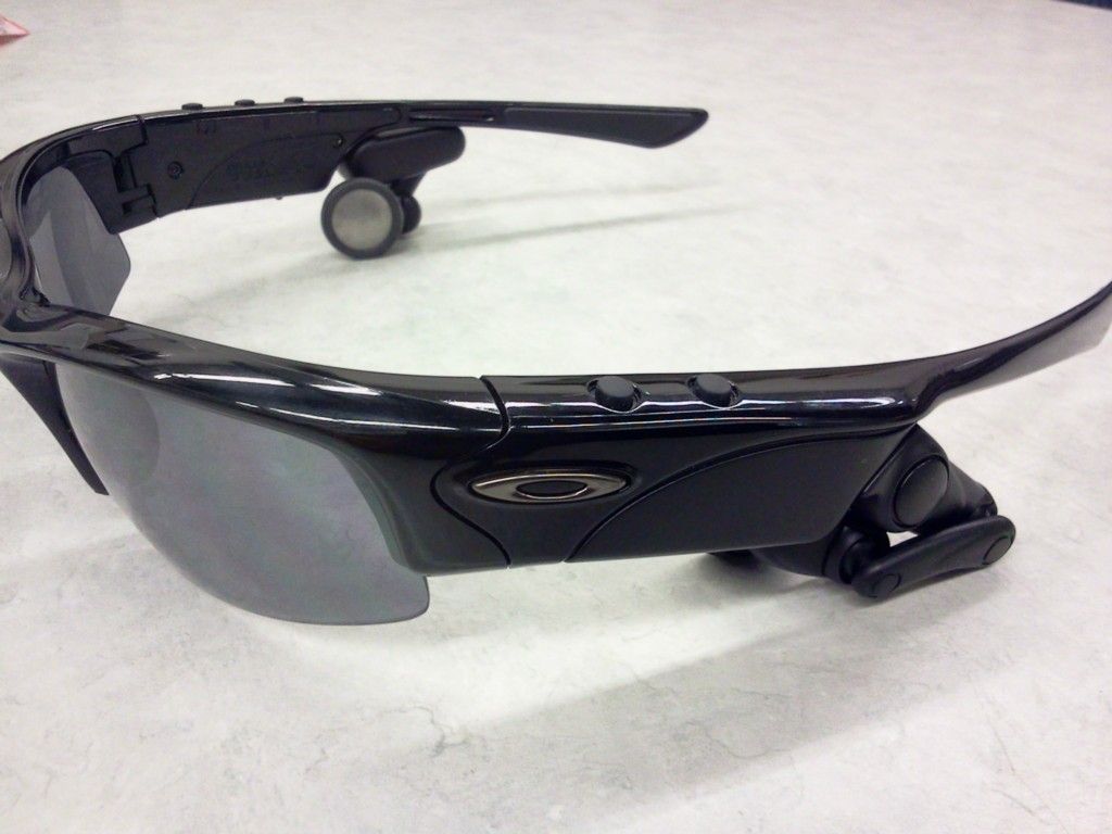 oakley THUMP 256 mb  BLUETOOTH HEADPHONE sun glasses mens