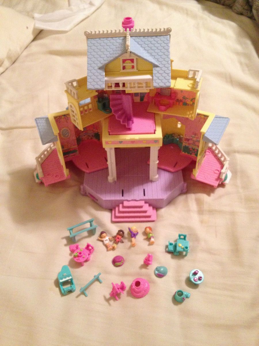 vintage Polly Pocket  Clubhouse 1995 Pollyville w/figures 