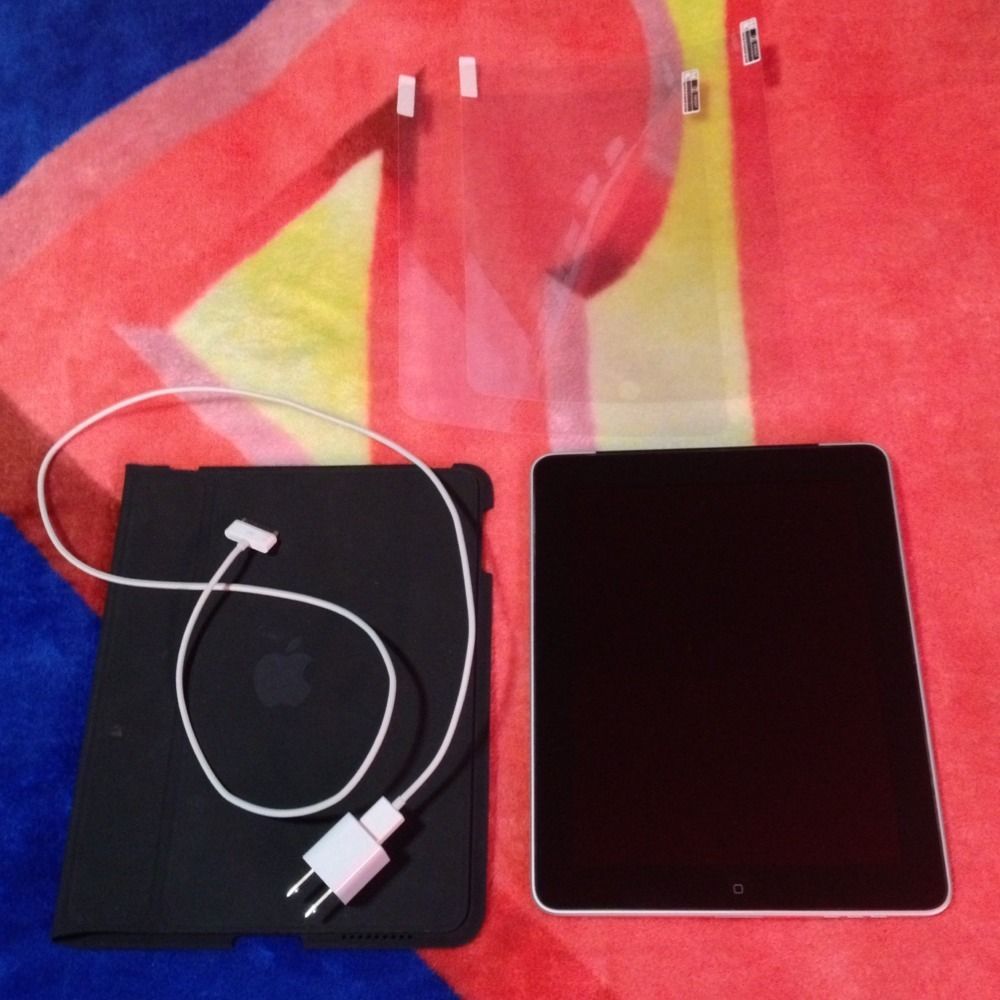 Apple Ipad 1st Generation 16GB Like New With Apple Case Bundle