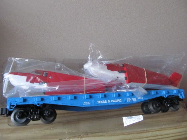 LIONEL 9823 TEXAS and PACIFIC Flatcar with Two BEECHCRAFT BONANZA 