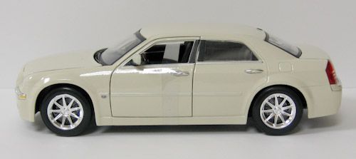 Chrysler 300 Diecast Model Car Maisto 1 18 Scale New in Box Cream