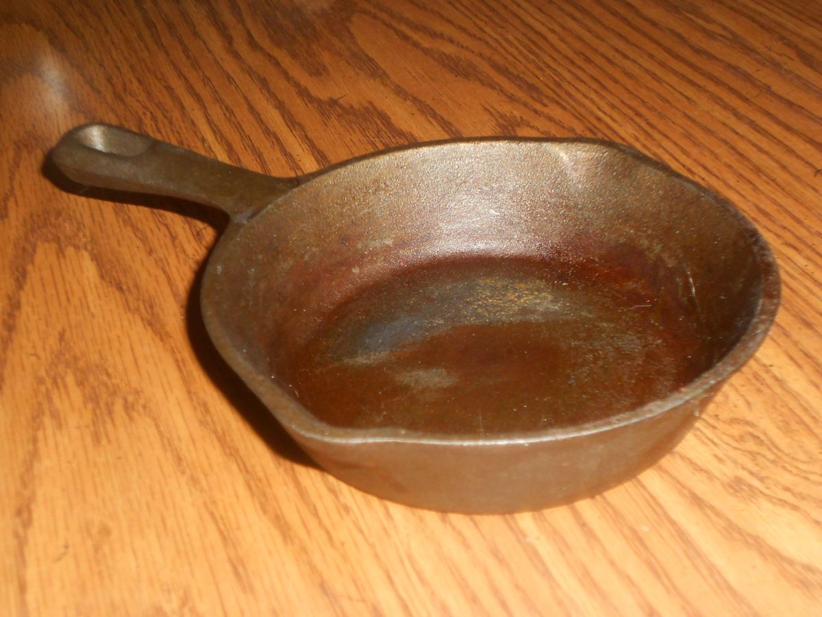 Cast Iron Mini Skillet Cornbread Pot Pie Spoon Rest Decor