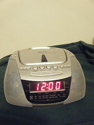 GPX AM/FM STEREO DIGITAL DUAL ALARM CLOCK RADIO WITH CD PLAYER