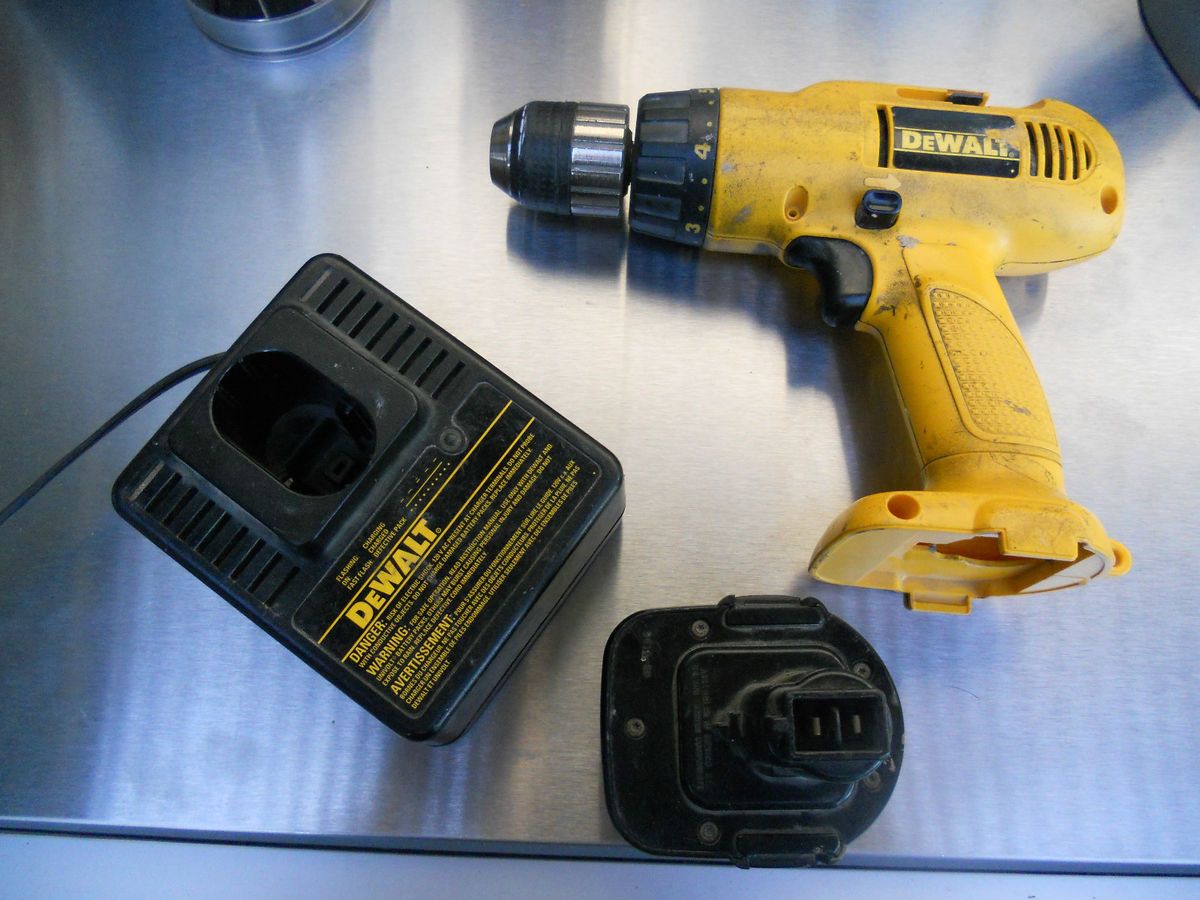 DeWalt DW953 12V 3 8 Cordless Drill Driver w battery and charger