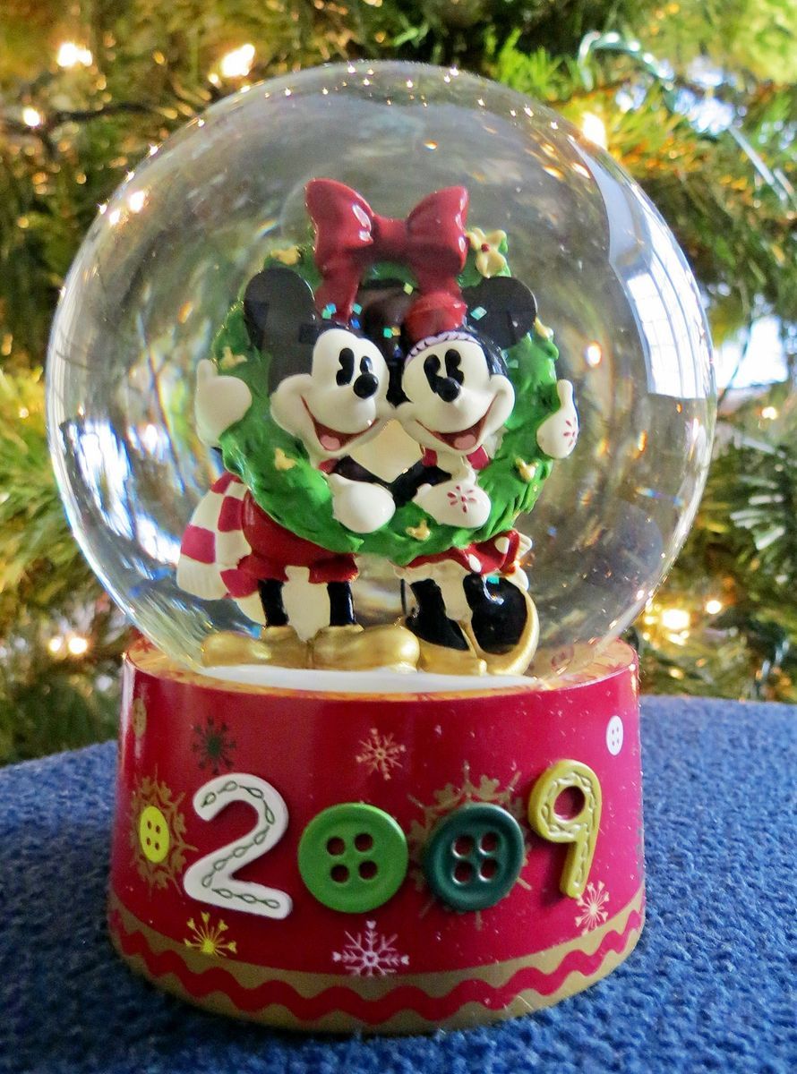 Disney~Mickey & Minnie~Snowglobe~Christmas~2009~~Exclusive
