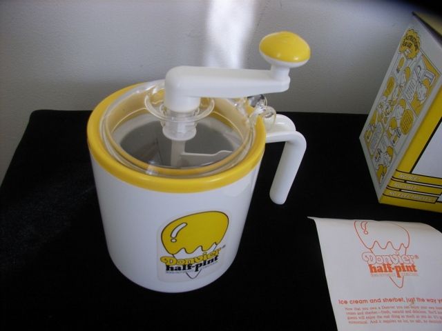 Donvier 1 2 Half Pint Ice Cream Maker Hand Crank Excellent in Box