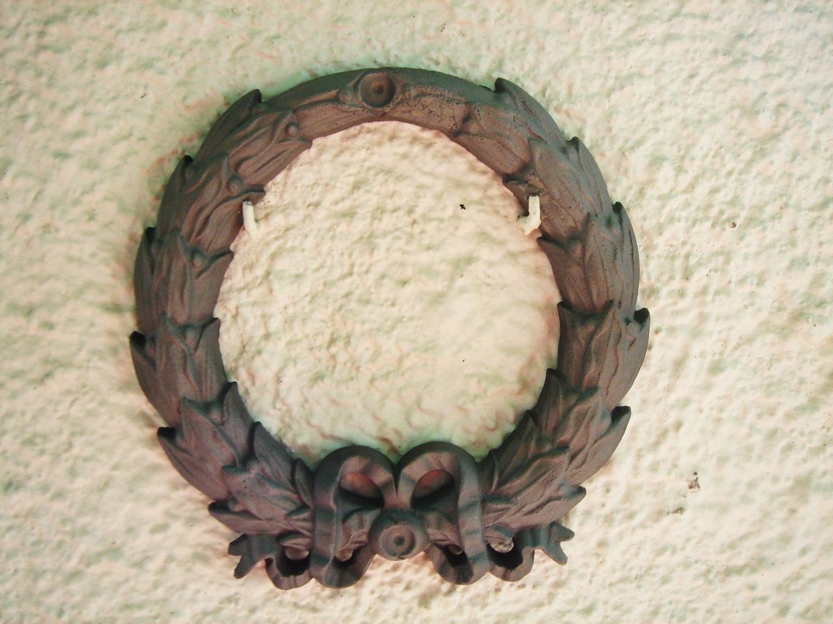 Cast Iron Wreath Architectural Window Wall Door Mantel Pediment