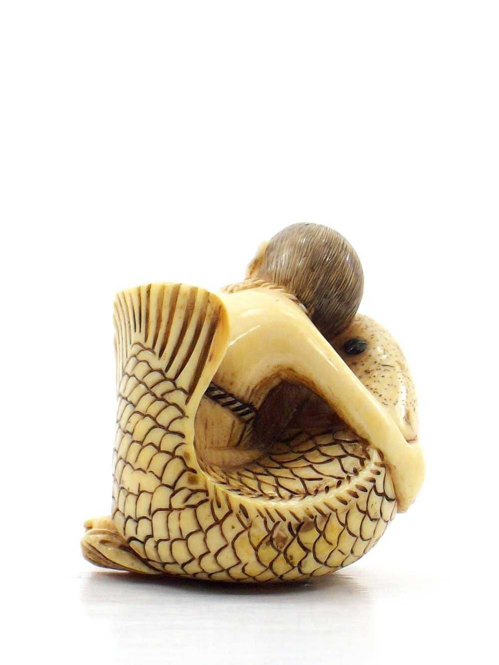 netsuke marks unknown signature on bottom condition one fin tip broken