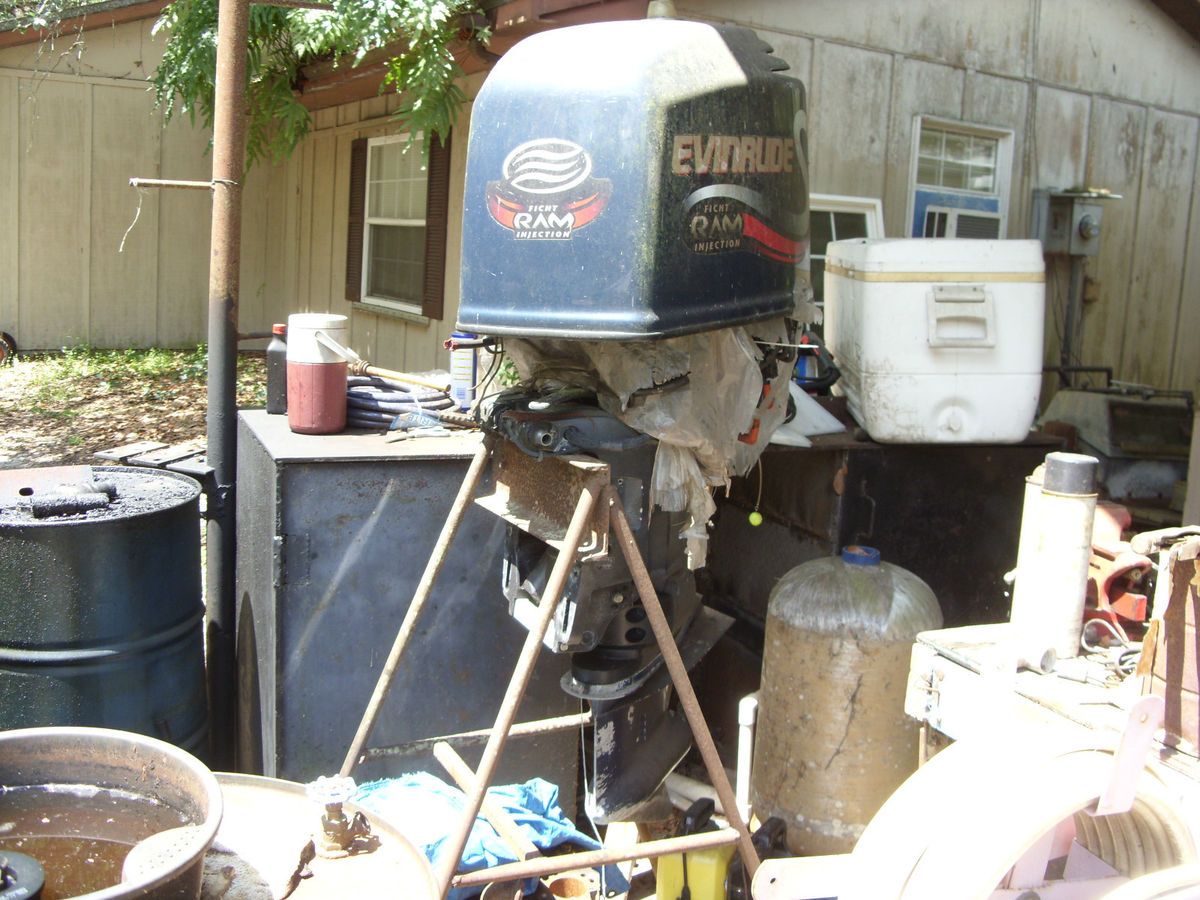  2000 Evinrude 225 for Parts or Rebuild Engine