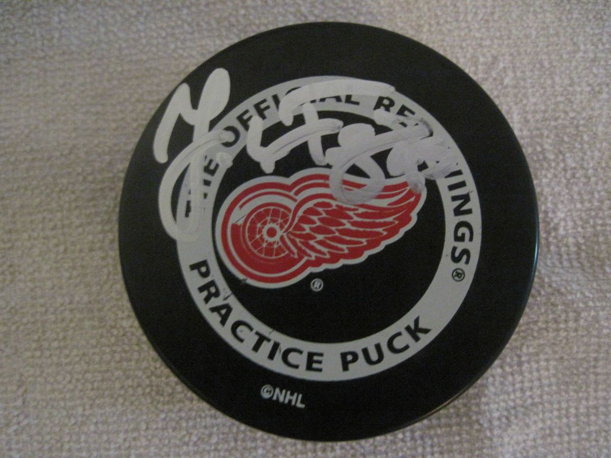 Johan Franzen Detroit Redwings Signed Puck w COA