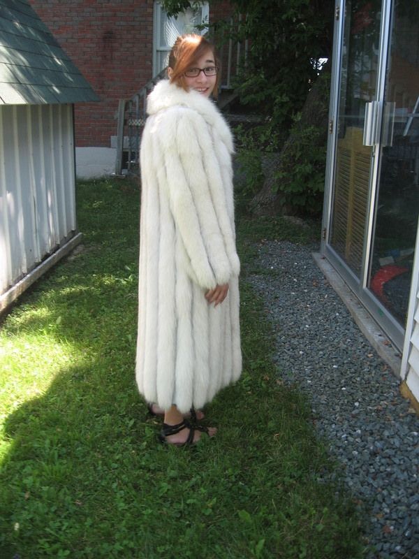 T24 Super White Fox Fur Coat Size 6 7