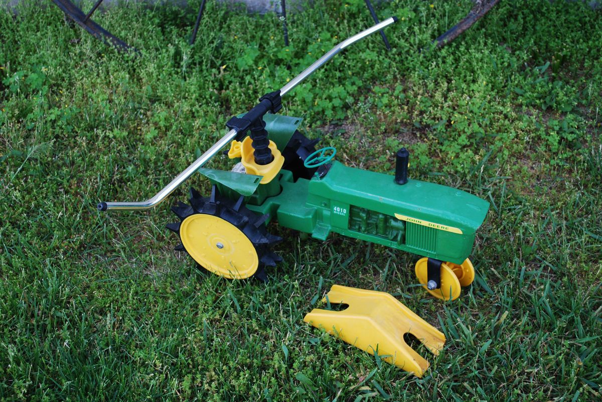 John Deere Metal Traveling Tractor Sprinkler Model 4010