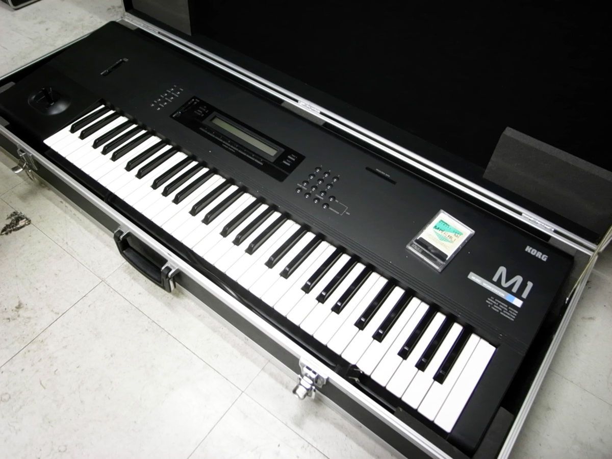 KORG M1 Music Workstation Classic Synth w Hard Case New LCD Battery 01