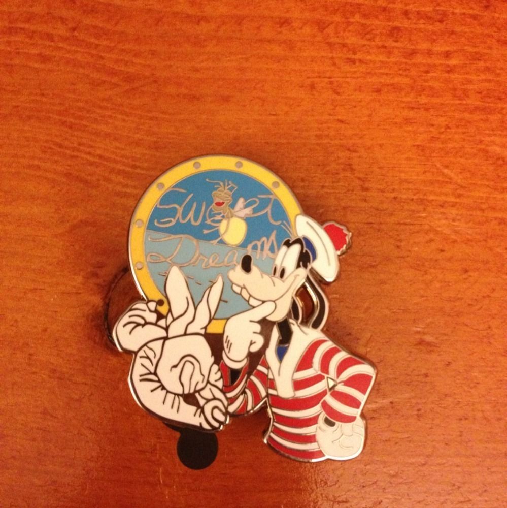 Cruise Line DCL Mystery Pin Port Hole Towel Animal Pin   Goofy And Ray