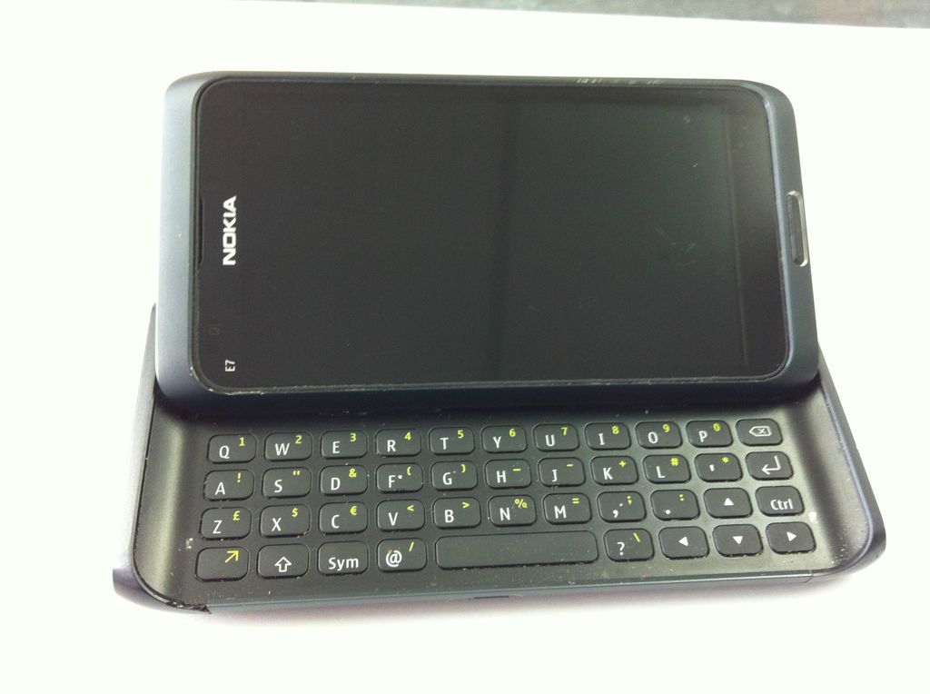 Nokia E7   16 GB   Dark grey (O2) Smartphone