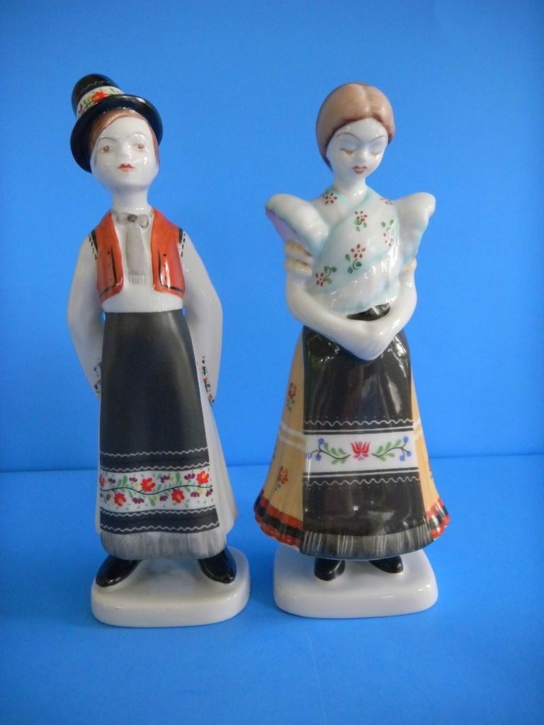 VINTAGE HUGARIAN HOLLOHAZA PORCELAIN PAIR TRADITION AL ETHNIC COSTUMES