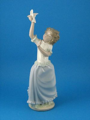 Girl With White Dove in Hand   NAO Figurine by Lladro