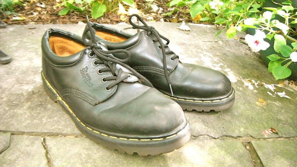 VITAL DR MARTENS England Yellow Stitch Black Leather Oxford Rugged