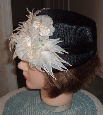 VINTAGE WOMENS LADIES BLACK DERBY CHURCH HAT W OFF WHITE FLOWERS